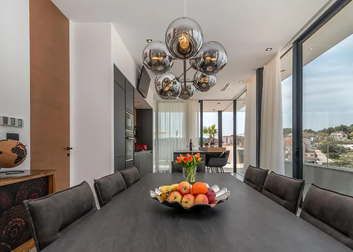 アパート Penthouse Majestic トロギール